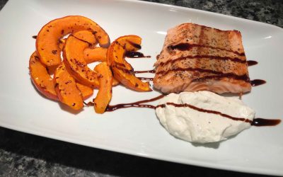 Gebackener Kürbis Low Carb mit Lachs und Meerrettich-Dipp