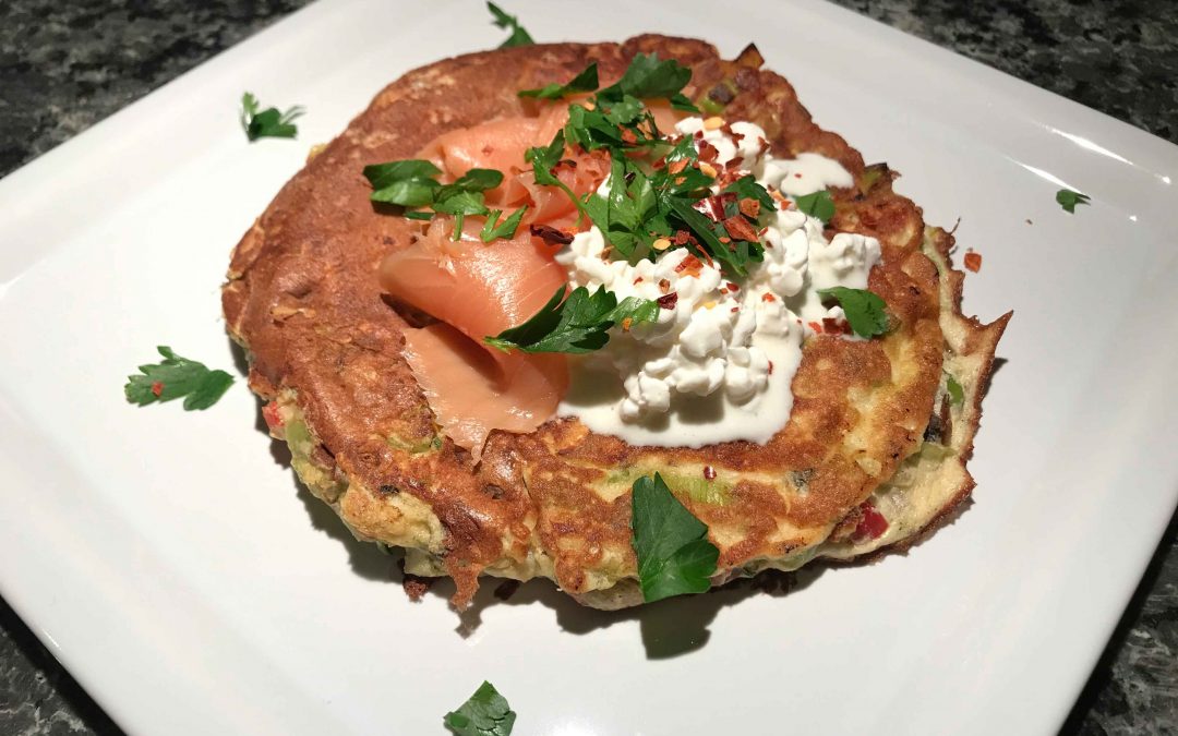 Gemüse-Pancakes mit Lachs