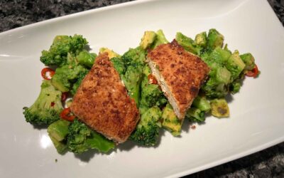 Low Carb Knuspertofu mit Broccoli und Avocado